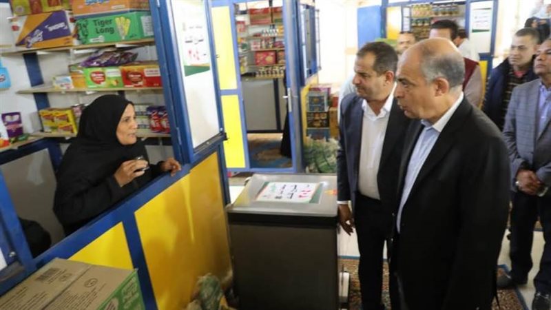 تسليم 10 أكشاك للأسر