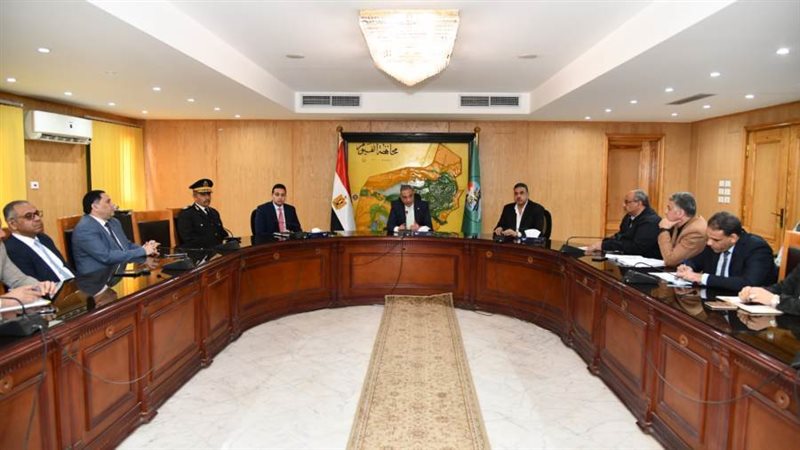 محافظ الفيوم يناقش