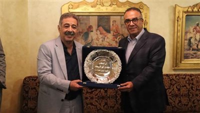 عمرو مصيلحي يُكرم مجدي أبو فريخة رئيس اتحاد السلة السابق