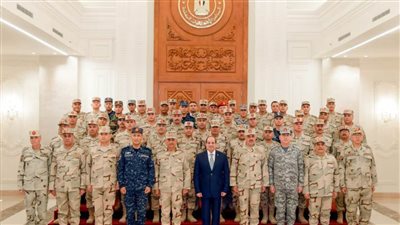 الرئيس السيسي لقادة القوات المسلحة: خيارنا للسلام العادل يفرض الاستمرار فى بناء القدرة الشاملة لحماية الوطن 