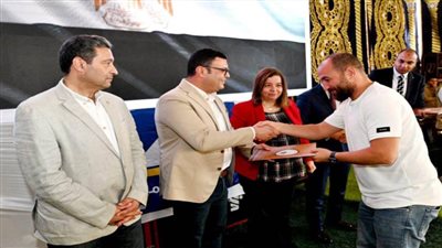 وزير الإسكان ومحافظ دمياط يسلمان عقود وحدات 