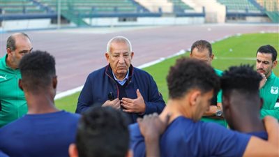 كامل أبوعلي يحضر جانبًا من مران المصري استعدادًا للزمالك