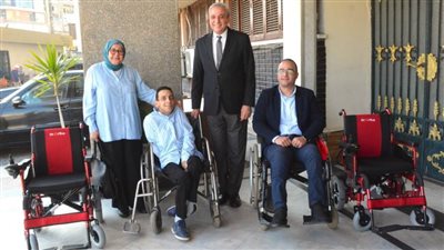 بالصور.. محافظ الغربية يحقق أمنية شابين من ذوي الهمم ويوفر لهما كرسيبن كهربائيين