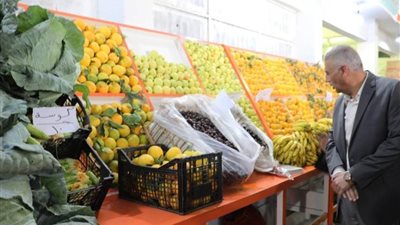 محافظ أسوان يفتتح معرض السلع الغذائية المتكامل بكوم أمبو بتخفيضات تصل إلى 30%