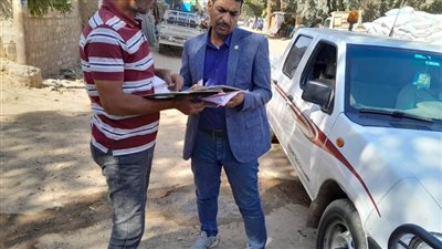 رئيس مركز ديروط بأسيوط يتابع سير العمل بإدارة تحسين الطرق للاطمئنان على سير العمل 