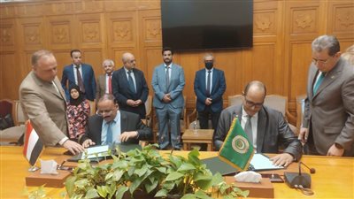 وزير النقل اليمني وقع اتفاقية تنظيم نقل البضائع على الطرق البرية بين الدول العربية