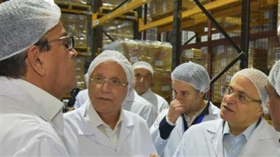  وزير الصحة ورئيس هيئة الدواء في جولة بأحد مصانع 
