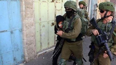 الاحتلال الإسرائيلي يعتدي على فلسطينيين ويحتجزهم جنوبي الخليل