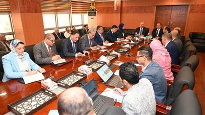 الوزير يبحث مع محافظ ومستثمري المنوفية تحديات المناطق الصناعية بالمحافظة 