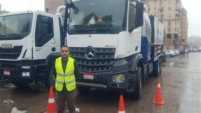 محافظ الجيزة يتابع جهود إزالة آثار الأمطار من الشوارع 