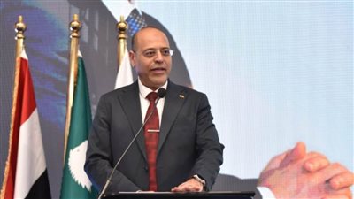 وزير العمل ومحافظ الشرقية يسلمان عقود عمل لذوي الهمم