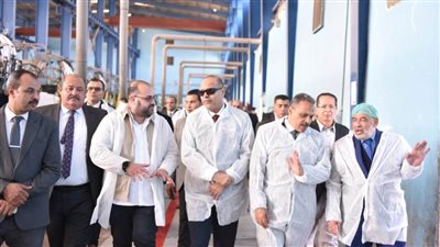 وزير العمل يختتم جولته بزيارة مصنعي 