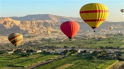 1750 سائحا من مختلف الجنسيات العالمية على متن 70 رحلة بالون طائر بسماء الأقصر