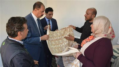 محافظ سوهاج يتفقد البازارات المخصصة لعرض منتجات التلي والنسيج بمرسى ناصر السياحي