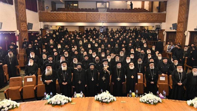 البابا تواضروس يتوسط