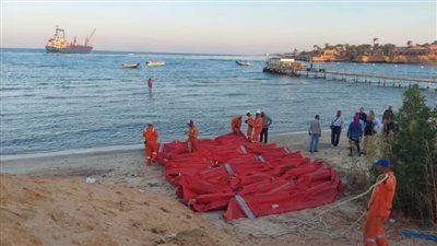 تفاصيل حادث سفينة الشحن بالقصير: رصد تسرب بسيط للمازوت.. ونشر 200 متر من الحواجز المطاطية |صور