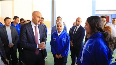 وزير التعليم يزور مدرسة 