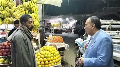 محافظ أسيوط يتفقد شادر الخضروات والفاكهة بمركز القوصية لمتابعة جودة المعروضات وضبط الأسعار 
