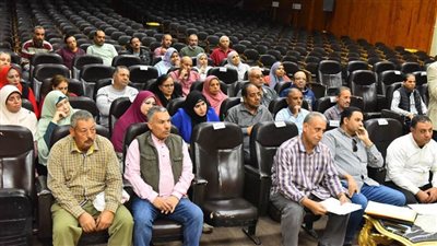 محافظ أسيوط يلتقي العاملين بالموارد البشرية ويوجه برفع قدراتهم ومهاراتهم لتطوير منظومة العمل وتحسين الأداء