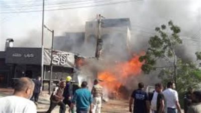  الدفع بـ5 سيارات للسيطرة على حريق هائل بمطعم شهير في كفر شكر 