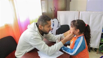 جامعة سوهاج تنظم يومًا طبيًا توعويًا لطلاب مدرسة السلام بحي الكوثر