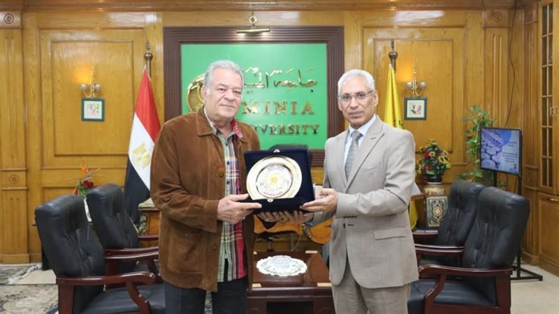 رئيس الجامعة يكرم