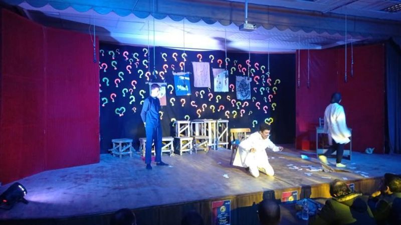 جانب من العروض المسرحية