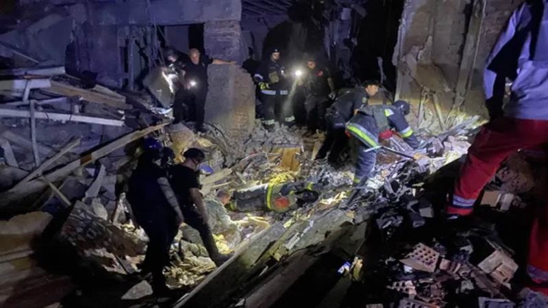 رجال الإنقاذ يتفقدون