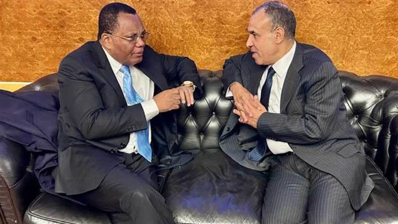 وزير الخارجية مع