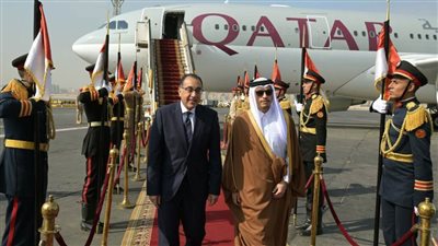 رئيس الوزراء يستقبل نظيره القطري بمطار القاهرة الدولي