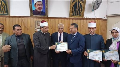 سوهاج.. تكريم رئيس قسم المعامل وموجهي العلوم لفوزهم بالمركز الأول على الجمهورية