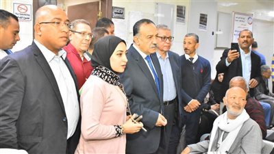 محافظ أسيوط يفاجئ العاملين بعيادة التأمين الصحي الشاملة بمجمع المصالح ويوجه بتواجد القوى البشرية بكافة التخصصات بالأقسام 