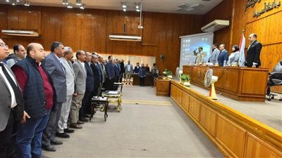 محافظ أسيوط يستعرض موقف مشروعات الخطة الاستثمارية ويوجه بتكثيف حملات الإرشاد الزراعي  