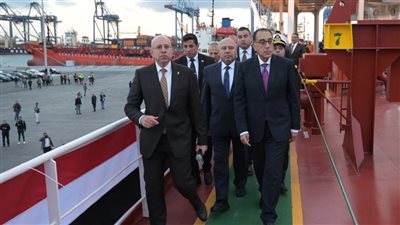 رئيس الوزراء يتفقد الأوناش العملاقة بمحطة حاويات 