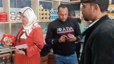 حملة رقابية على المحال بالخارجة