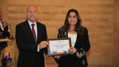 وزيرة التنمية ومحافظ القاهرة يكرمان فرق العمل المشاركة في تنظيم المنتدى الحضري العالمي