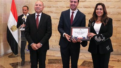 وزيرة التنمية ومحافظ القاهرة يكرمان فرق العمل المشاركة بتنظيم المنتدى الحضري العالمي