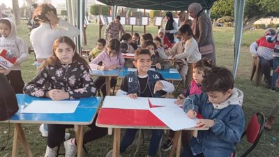 فريق من المتطوعين والفنانين لتعليم الأطفال الرسم والعزف في حدائق الإسماعيلية 