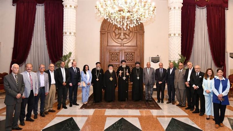 البابا تواضروس يتوسط