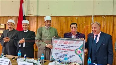 شهاوي يكرم مدير التوجيه الفني لبلوغه السن القانونية للمعاش