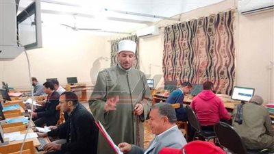 رئيس المنطقة الأزهرية بكفر الشيخ يتفقد لجنة التسجيل الإلكتروني