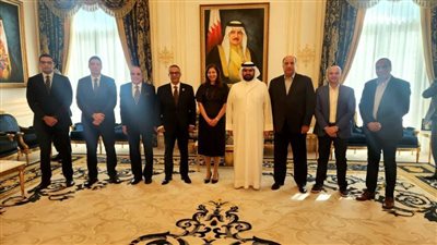 شوقي يلبي دعوة الشيخ عيسى آل خليفة ويهديه درع الأهلي