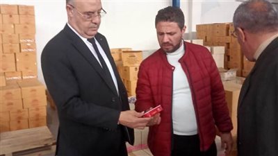 ضبط 25 ألفًا و536 عبوة مواد غذائية مجهولة المصدر بمخزن دون ترخيص بالشرقية 