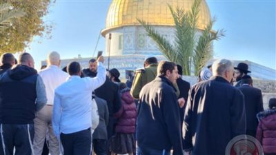 مستوطنون يقتحمون الأقصى ويؤدون الصلاة فيه