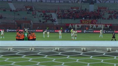 التعادل السلبي يفرض كلمته على شوط الفرص الضائعة بين الأهلي والبنك