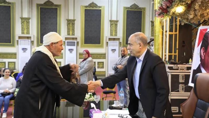 محافظ المنيا خلال