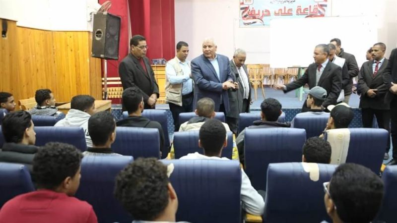 جانب من لقاء محافظ