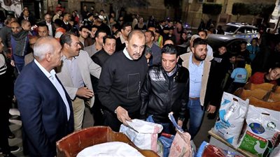 محافظ سوهاج يقود حملة مكبرة لضبط المحال التجارية 