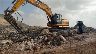 محافظ أسيوط: استمرار أعمال الحفر والردم تمهيداً لرصف طريق دير القصير شرق النيل بطول 5 كم