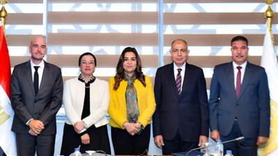 محافظ المنيا يشهد توقيع عقد إدارة وتشغيل مصنع تدوير ومعالجة المخلفات بتونا الجبل